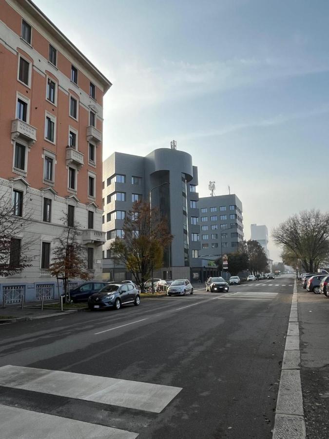 The Small White House In Milan Apartamento Exterior foto