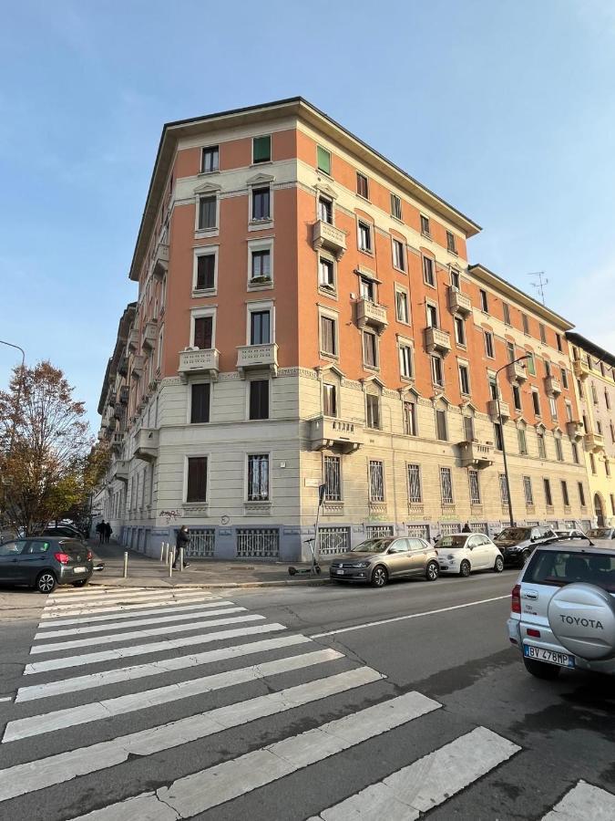 The Small White House In Milan Apartamento Exterior foto